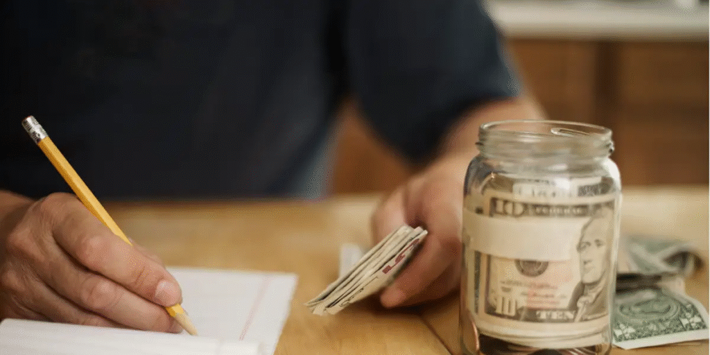 Simple money-saving strategies to manage monthly expenses and grow personal savings.