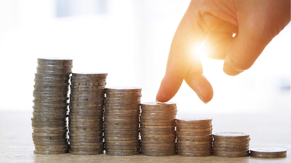 How to save money with smart budgeting, reduced expenses, monthly savings goals, and practical personal finance tips.